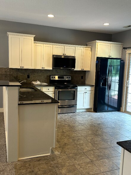 Building Photo - 3600 SE Glenstone Dr