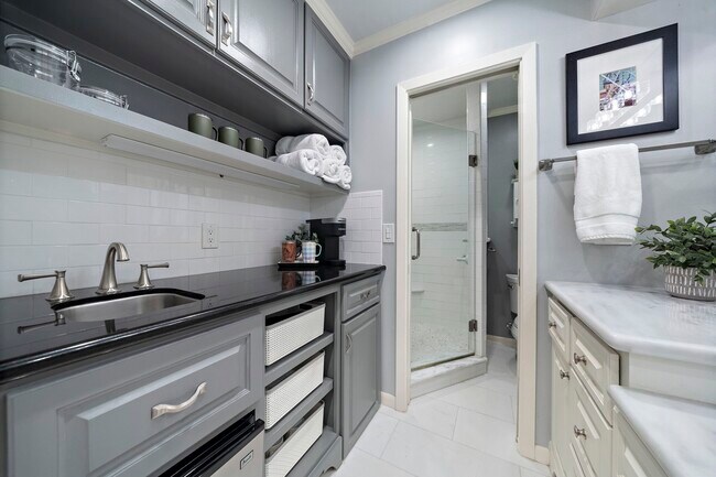 Building Photo - 8944 Chatsworth Dr