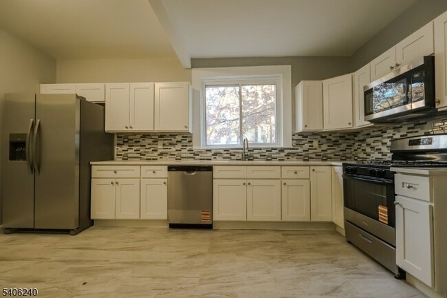 Building Photo - 106 S 11th St