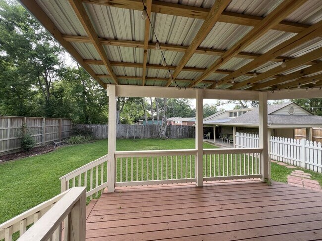 Building Photo - Vintage 3 Bedroom Home in historic University Gardens near LSU Lakes!
