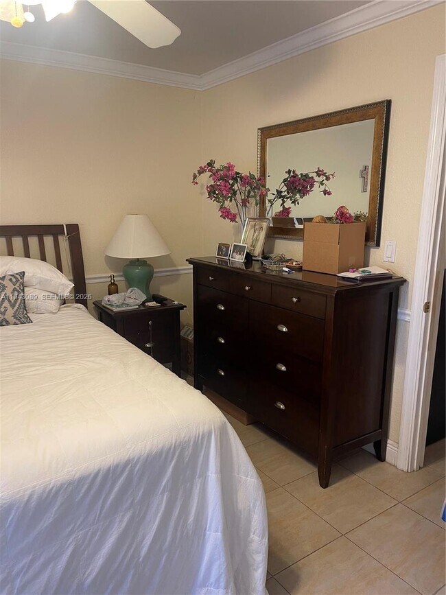 Building Photo - 10820 N Kendall Dr