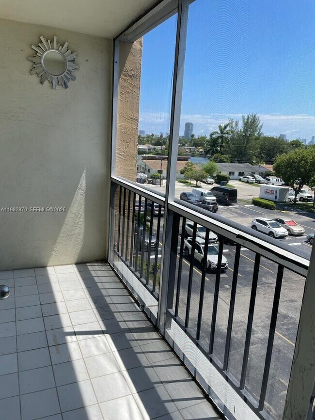 Building Photo - 220 SW 9th Ave