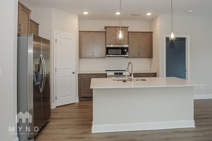 Building Photo - 221 Pine Is Ave