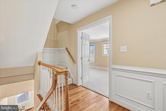 Building Photo - 1053 N Stuart St