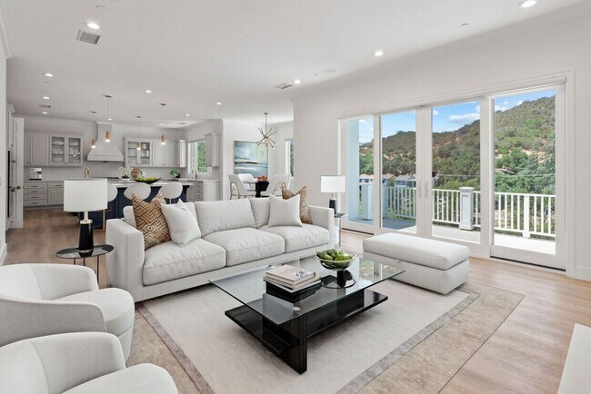 Building Photo - Lake Sherwood 5+4 Pool Home on the lake