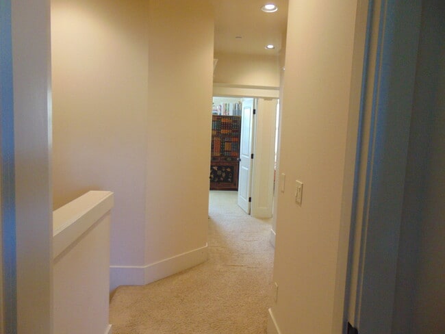 Building Photo - Quiet home close to shopping and Max