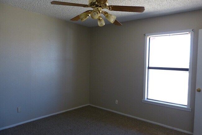 Building Photo - Cute 3 bedroom!