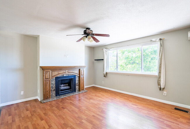 Building Photo - 1137 E Webster Dr