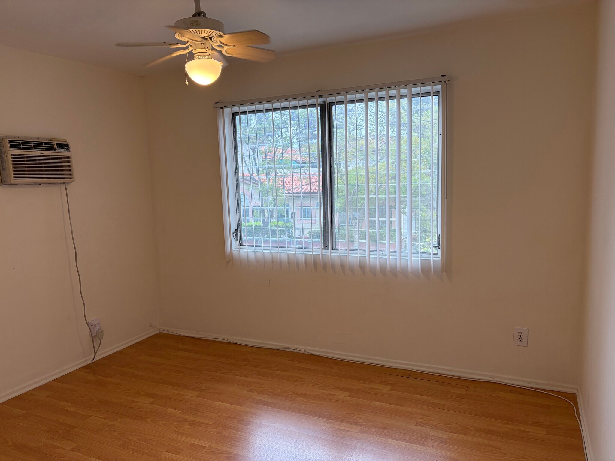 Building Photo - 907 N Gardner St