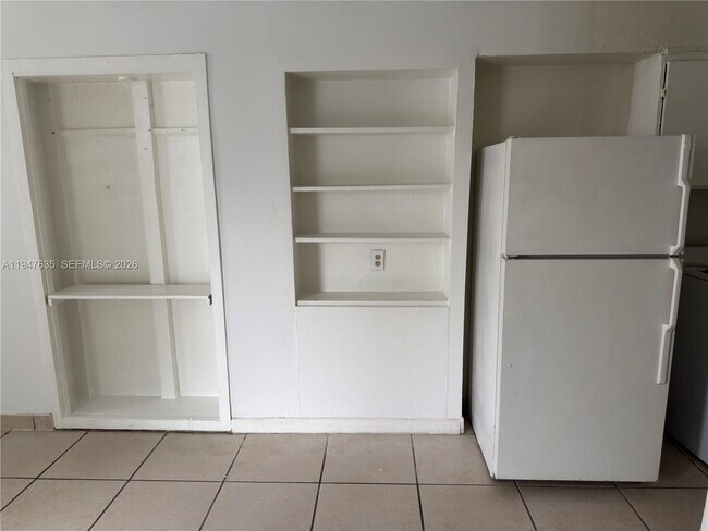 Building Photo - 921 N 17th Ct