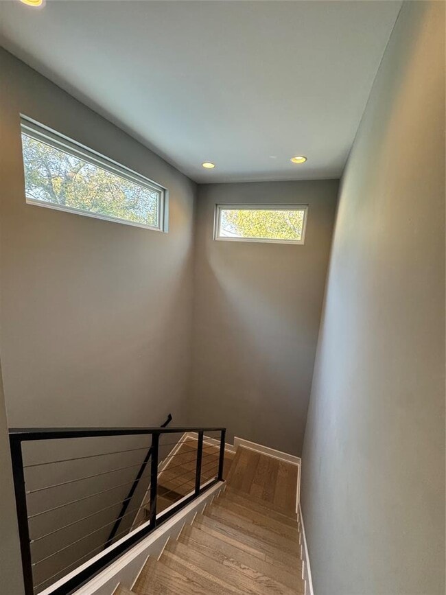 Building Photo - 1908 Kinney Ave