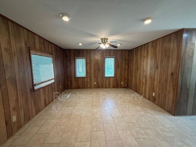 Building Photo - 866 State Rd 316