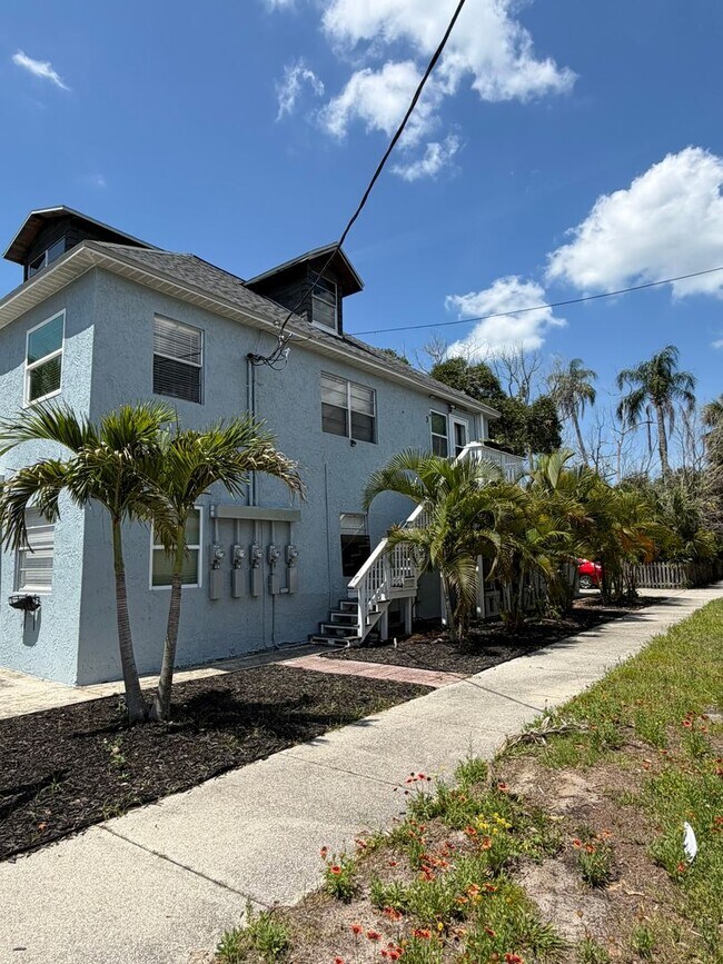 Building Photo - Apartment in Historical Tarpon Springs