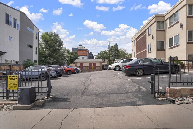 Building Photo - Updated Apartment in The Heart of Jefferson Park