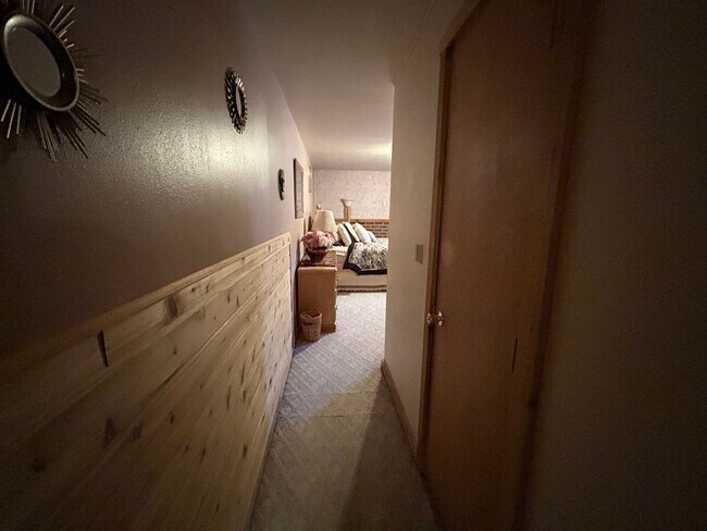 Building Photo - Beautiful Furnished 2 Bedroom Basement Apa...