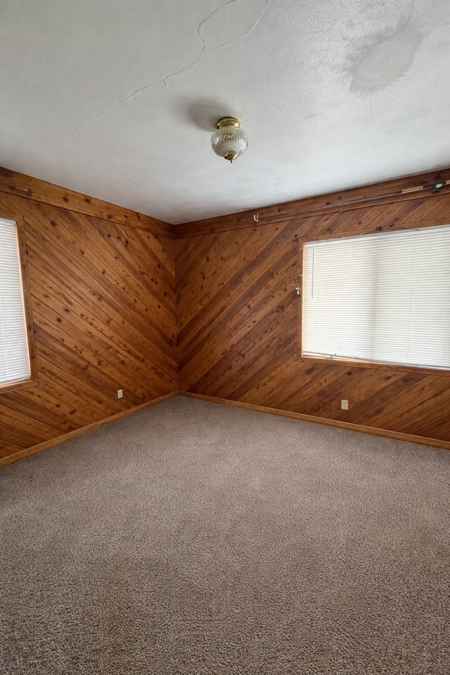 Building Photo - AVAILABLE JUNE - 5 Bed 2 Bath In East Hillside