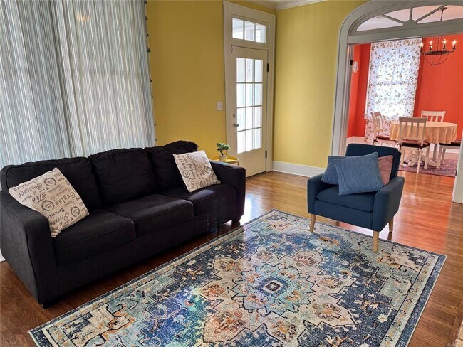 Building Photo - 2237 Winona Ave