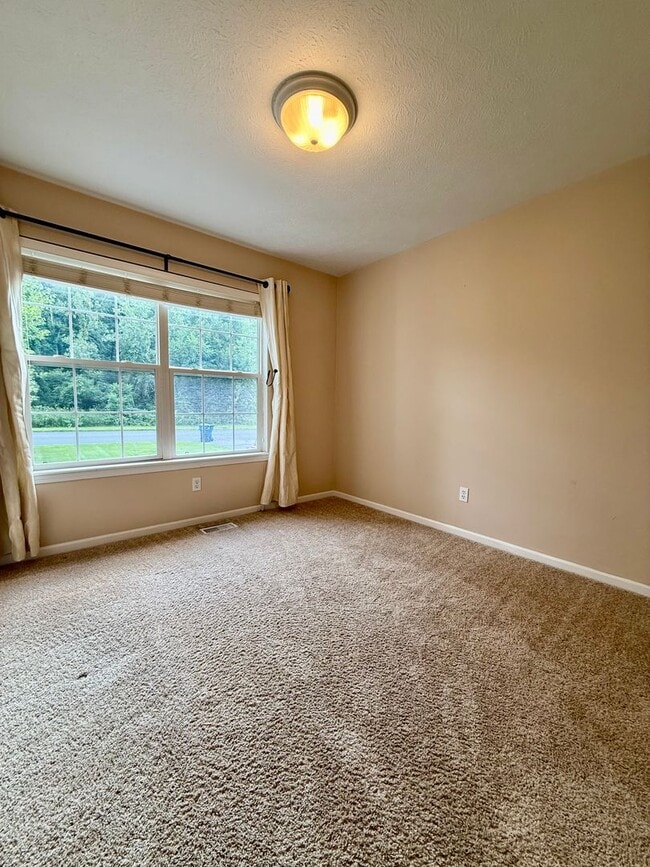 Building Photo - Three Bedroom Condo in Kalamazoo