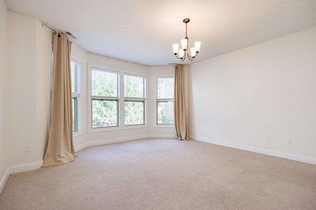 Building Photo - 208 Pointe Oakwood Way