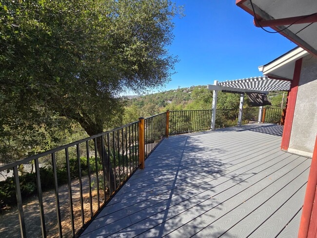 Building Photo - Welcome to this charming 2-bedroom, 1 1/2-...