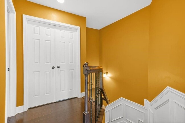 Building Photo - 2550 Sibley Dr