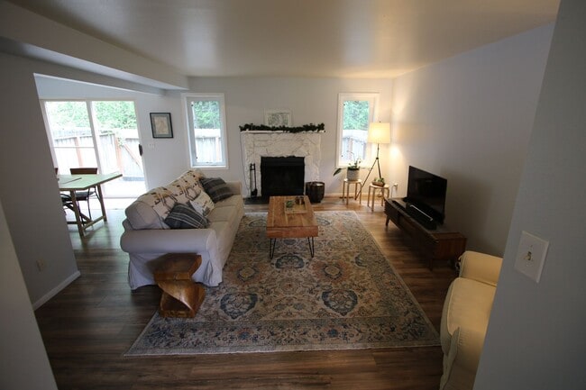 Building Photo - 3 Bedroom Townhouse!