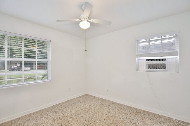 Building Photo - Beautiful 3/2 Spacious Pool Home with a Fe...