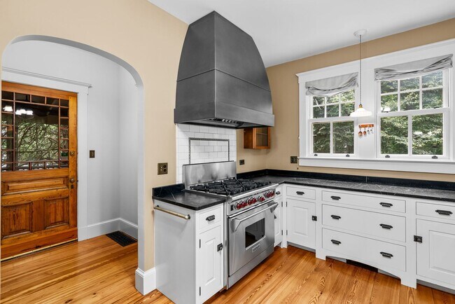 Building Photo - 4 Bed 3.5 bath - Kensington Victorian - Mo...