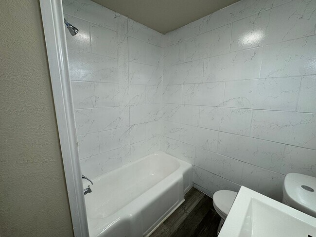 Building Photo - Move In Ready! Charming Corner Lot Home wi...