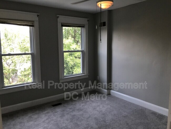 Building Photo - 309 9th St NE
