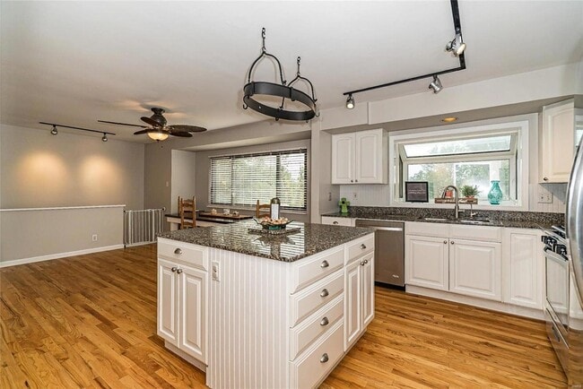 Building Photo - 805 Rockhurst Dr