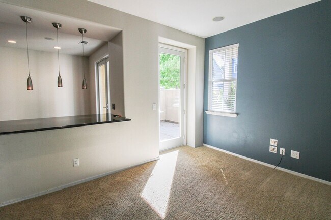 Building Photo - 4 bedroom 2.5 bathroom condo in Broad Street Village Complex