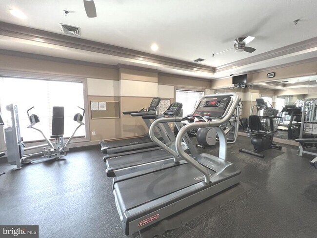 Building Photo - 4852 Eisenhower Ave