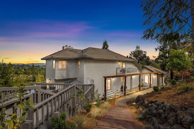 Building Photo - Large Single Family Home