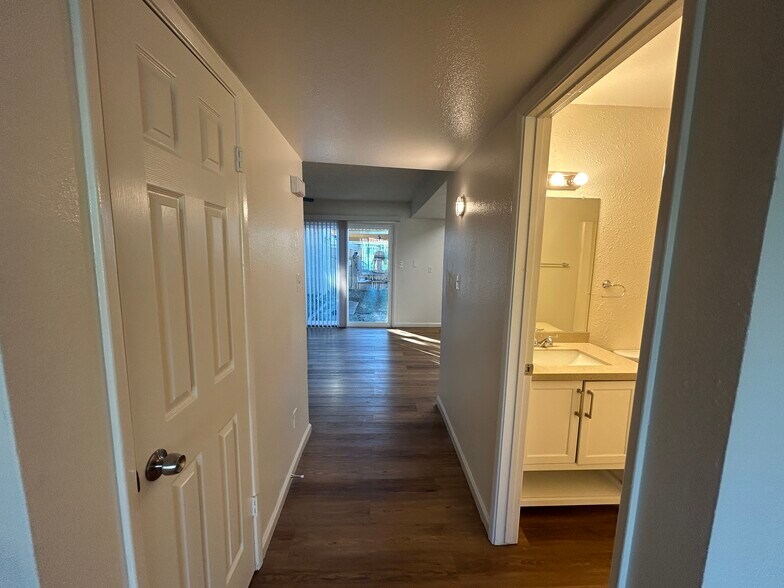 Building Photo - 4740 W Rose Ln