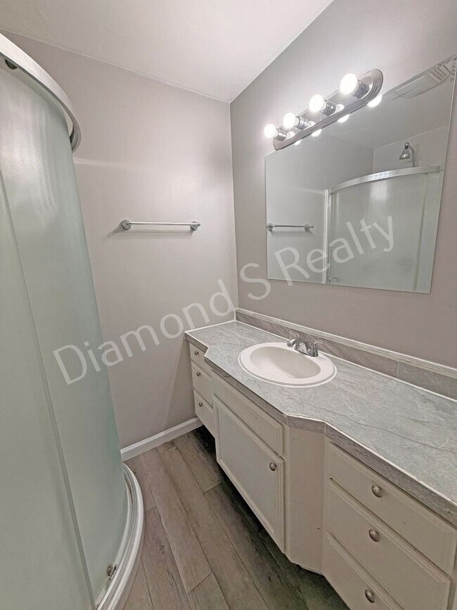 Building Photo - MOVE IN SPECIAL!  Spacious 3 Bed, 2 Bath Home with Large Yard Available!
