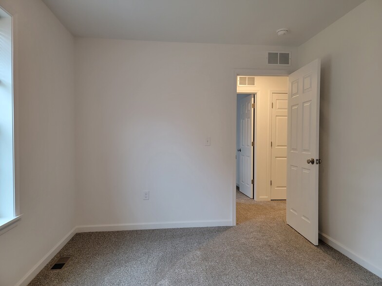 Building Photo - 146 Robert Cir