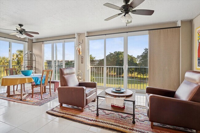 Building Photo - 4112 W Palm Aire Dr