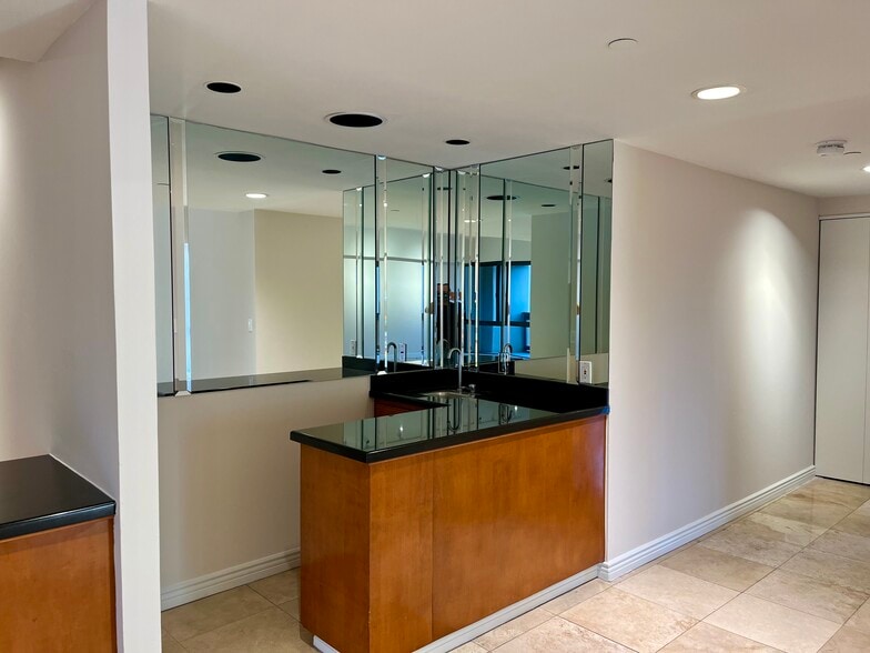 Building Photo - 10445 Wilshire Blvd