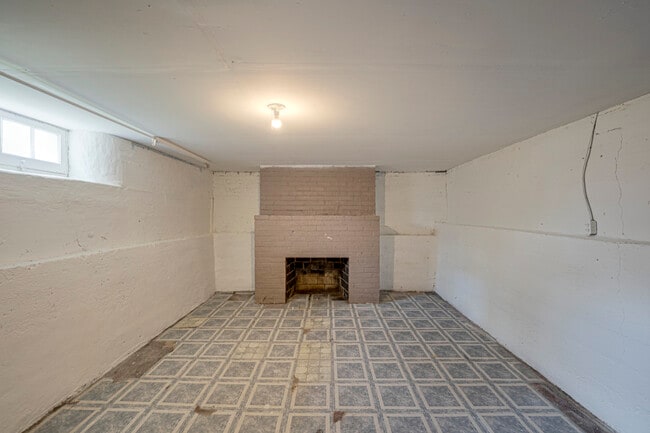 Building Photo - 373 Cedar St