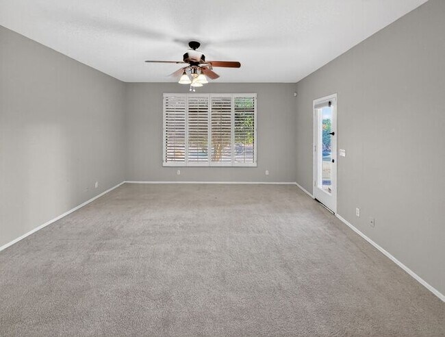 Building Photo - Charming 4 Bedrooms/ 3.5 Bath Home in Desirable Fox Crossing!!