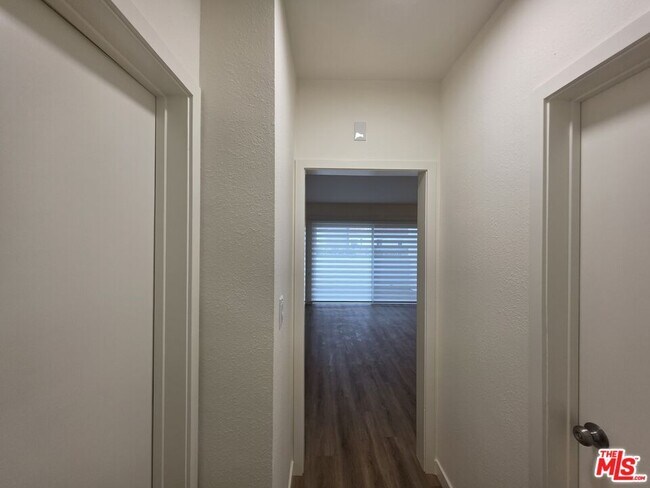 Building Photo - 827 9th St
