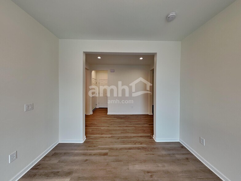 Building Photo - 10824 N Avenida Vallejo