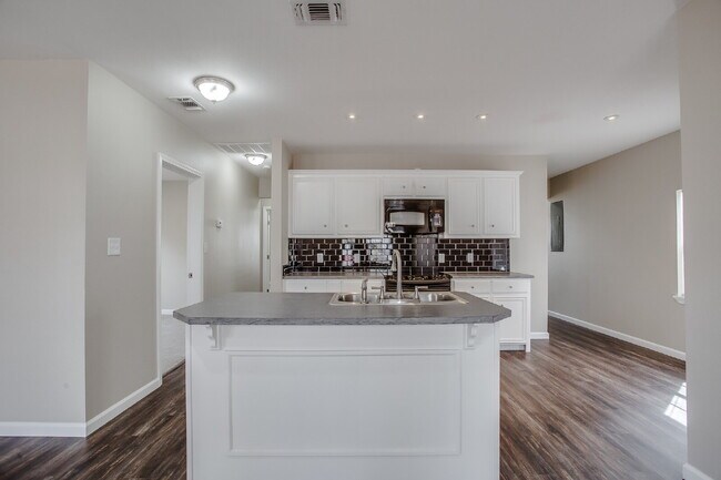Building Photo - 4 Bed, 2 Bath in South Overton!