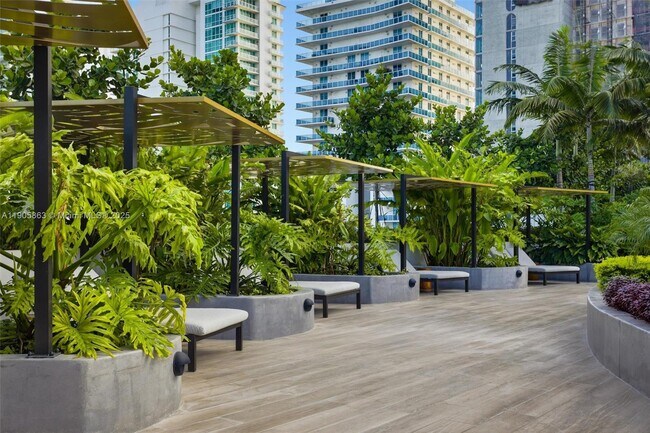 Building Photo - 700 NE 24th St