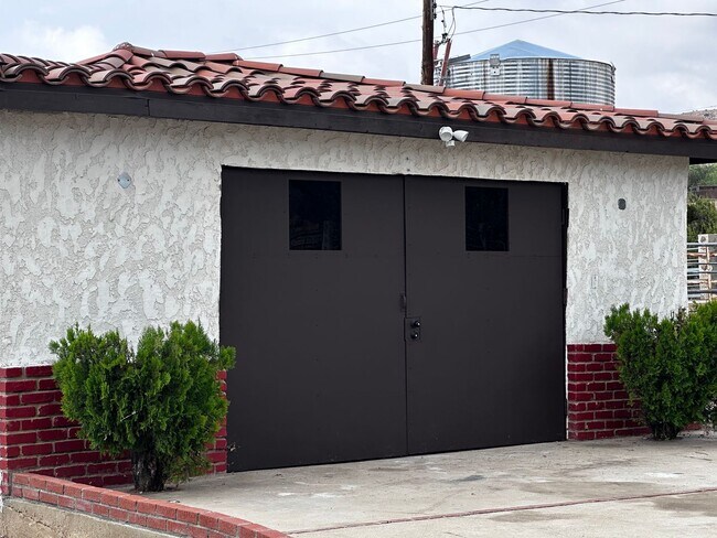 Building Photo - AVB2