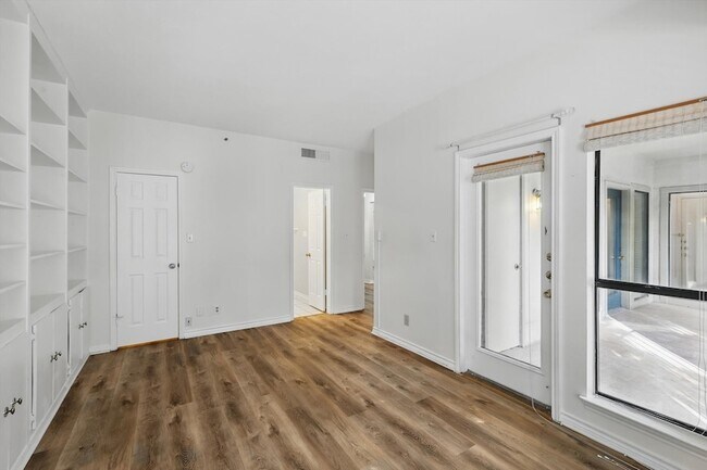 Building Photo - 3105 San Jacinto St