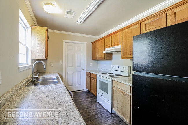 Building Photo - 203 Glenn Oak Dr