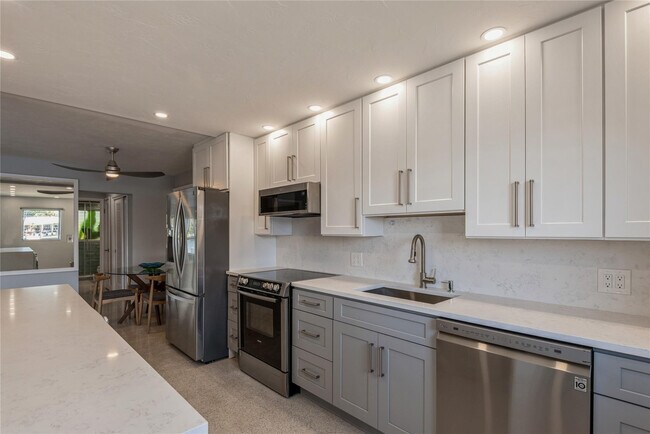 Building Photo - 561 Bayshore Dr