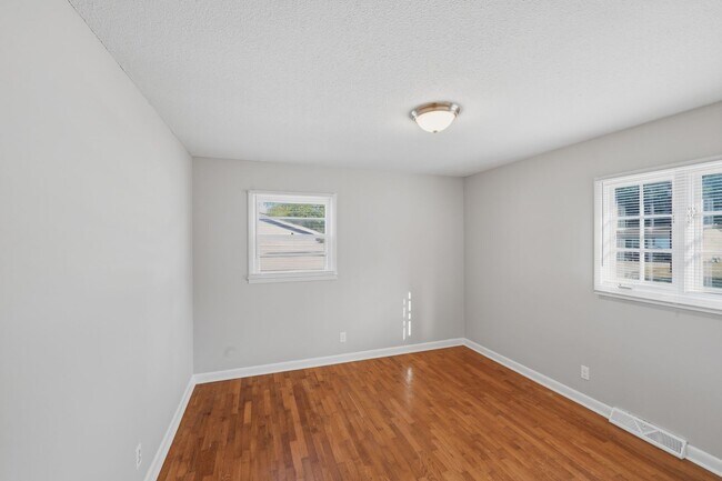 Building Photo - Beautifully Maintained 3BR Home with Hardwood Floors & Private Yard!